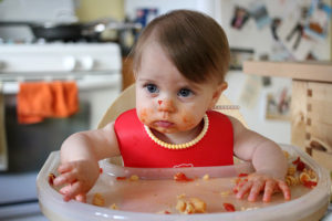Как научит ребенка кушать самостоятельно?