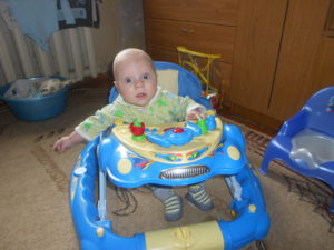 Со скольки можно ребенку ходунки