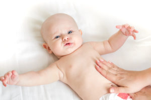 Как убрать колики у новорожденного ребенка?