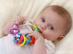 Во сколько месяцев ребенок играет с погремушками