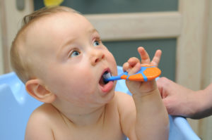 Как чистить зубы маленьким детям?