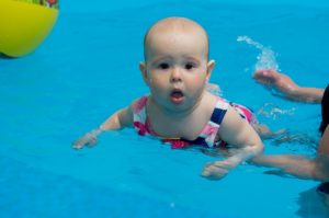 Как новорожденного научить плавать?