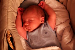 Во сколько месяцев новорожденные видят