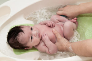 В какой воде мыть новорожденного
