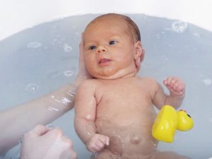 В какой воде мыть новорожденного