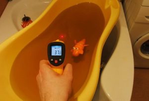 При какой температуре воды можно купать ребенка