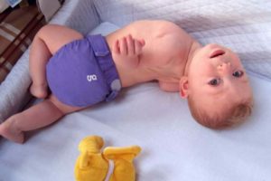 Во сколько должен начать переворачиваться ребенок