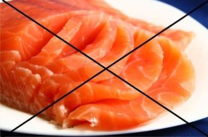 Можно ли кормящим соленую красную рыбу?