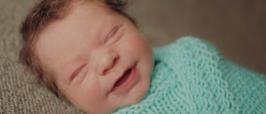 Во сколько начинает улыбаться малыш