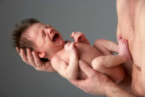 Как брать новорожденных на руки?