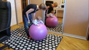 Упражнения с ребенком 4 месяца на фитболе