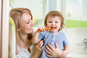 Как чистить зубы маленьким детям?