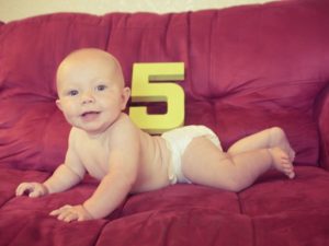 Как ребенок выглядит в 5 месяцев?