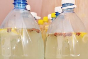 Березовый сок с изюмом в домашних условиях