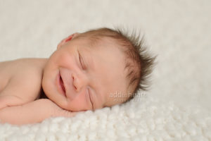 Во сколько начинает улыбаться малыш