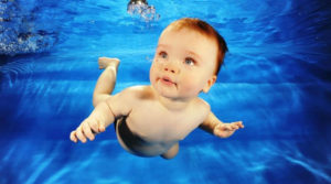 Как маленьких детей учат плавать?