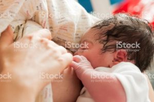 Кормление новорожденного ребенка грудью