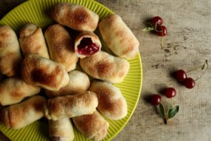 Постные пирожки с вишнями в духовке