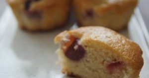 Кекс без яиц с вишней