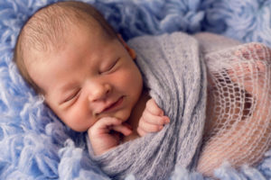 Во сколько начинает улыбаться малыш