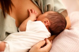 Кормление новорожденного ребенка грудью