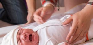 Почему болит животик у новорожденных детей?