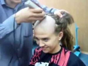Как подстричь девочку налысо?