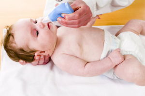 Как новорожденному ребенку чистить нос?