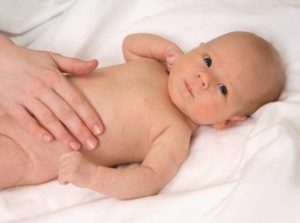 Почему болит животик у новорожденных детей?