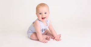 Во сколько месяцев сидит ребенок девочка