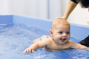 Обучение грудных детей плаванию