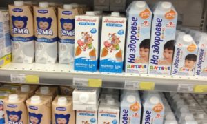 Когда ребенку можно давать молоко детское