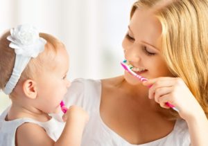 Как ребенка научить чистить зубки?
