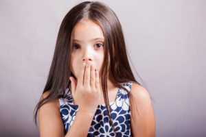 Неприятно пахнет изо рта у ребенка