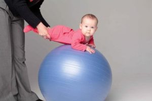 Занятия с ребенком 3 месяца на мяче