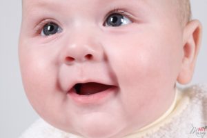 Во сколько начинает улыбаться малыш