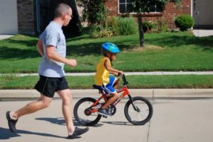 Учим ребенка кататься на велосипеде