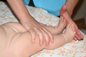 Как делать массаж ребенок ходит на носочках?
