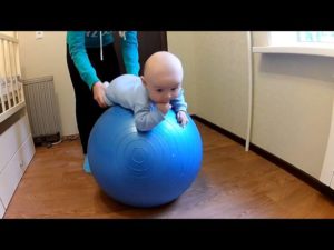 Гимнастика с ребенком 2 месяца на фитболе