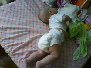 Ребенок плачет и выгибается назад