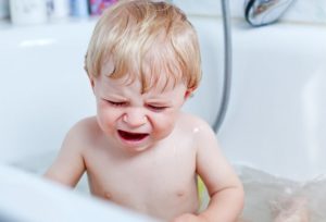 Ребенок 10 месяцев боится купаться