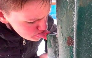 Что делать если язык прилип на морозе?