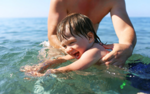Как учить плавать младенца?