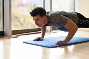 Фитнес упражнения в домашних условиях для мужчин