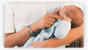 Как брать новорожденных на руки?
