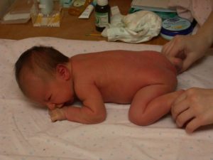 Можно ли класть новорожденных на живот?