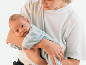Как можно носить на руках новорожденного?
