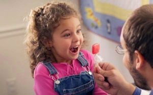 Можно ли давать детям конфеты?