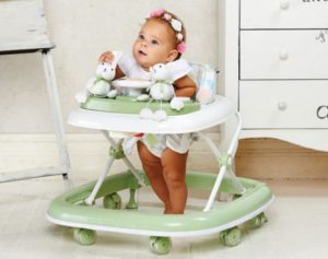 Со скольки месяцев девочку можно сажать