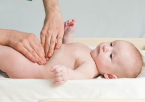 Как делать новорожденному массаж животика?